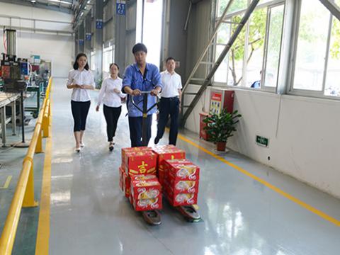 尊龙凯时集团工会开展“夏日送清凉”活动