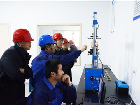 扬中市委常委孙健一行来尊龙凯时旅行“柴继涛劳模立异事情室”